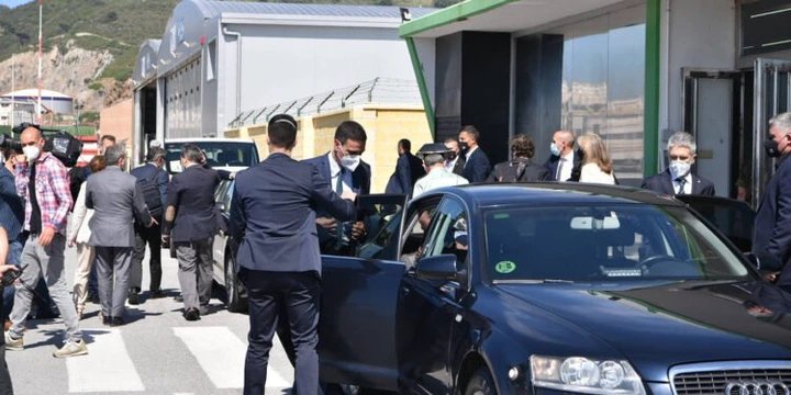 سكان سبتة يستقبلون سانشيز بحفاوة بعد انتهاء الأزمة مع المغرب
