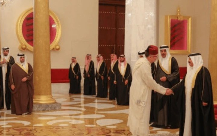 هذه حقيقة ظهور سفير إسرائيل بالجلباب المغربي في استقبال ملكي بالبحرين