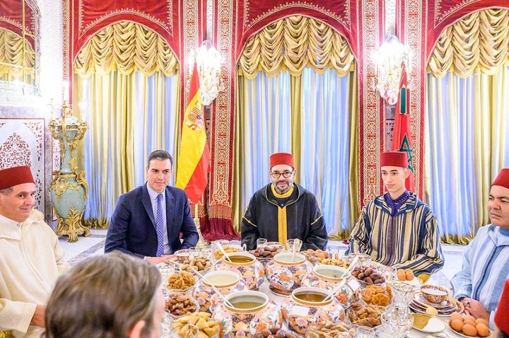 لماذا ينتصر الملك دائماً ؟.. برأيك كيف استطاع مولانا أن يقتنص سيادة بلاده من إسبانيا بحكمة الملوك وهدوء الفرسان..؟!