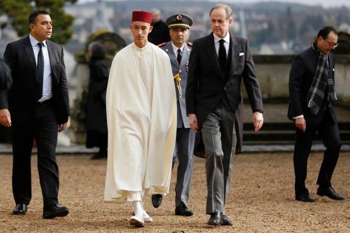 ولي العهد بعد بلوغه السن الدستورية.. يخطف الأنظار في إفطاري سانشيز وابن زايد
