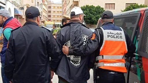 مخبر يتجول بسلاح وظيفي و يستنفر أمن سلا
