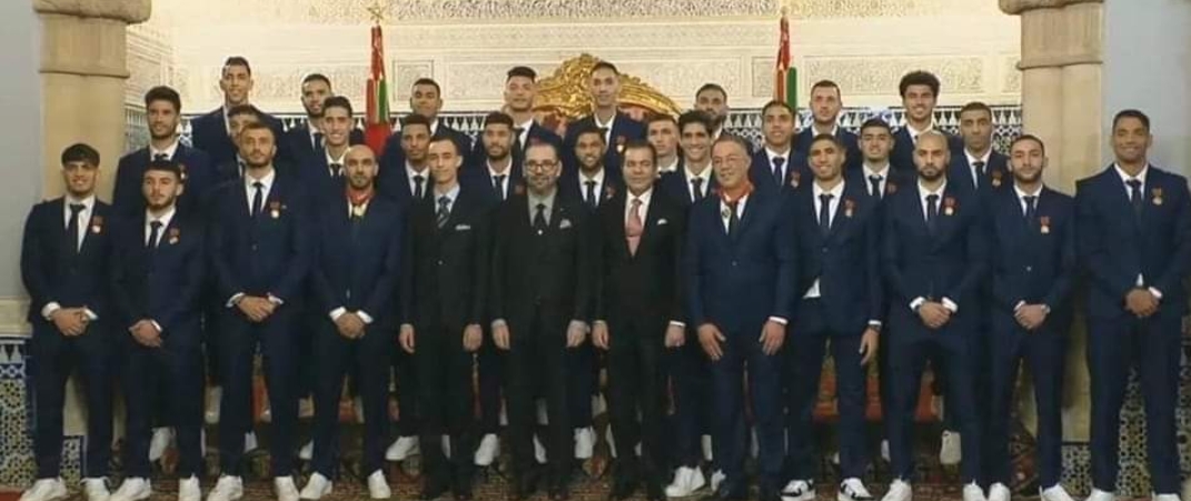 المايسترو وليد الركراكي صورة الماضي و الحاضر… حين كان لاعبا قبل أن يصنع التاريخ برأس لافوكا…. تلك الأيام…