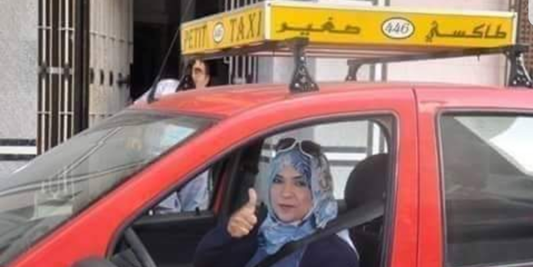 أول سائقة ” طاكسي ” في مدينة تزنيت