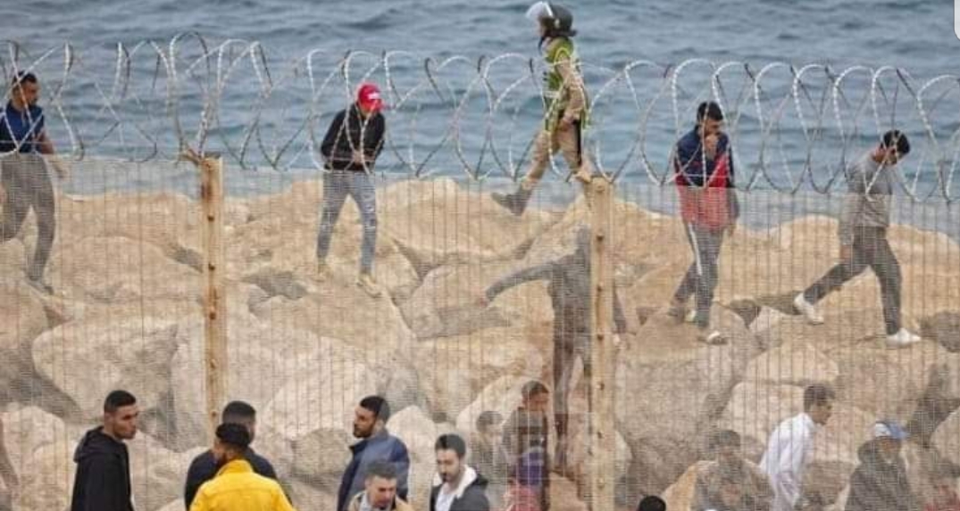 حاول العشرات من الشباب المغاربة العبور إلى مليلية عبر معبر الناظور الحدودي ، و على الرغم من قوة الشرطة ، تمكن البعض من الدخول.