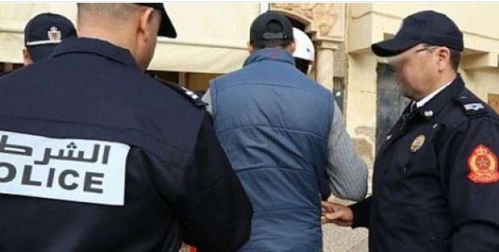 إيقاف مشتبه فيه متهم بالنصب على العيد من الراغبين في آداء مناسك العمرة الحياة اليومية الحياة اليومية 13:44، 8 أبريل، 2023 أرشيف رباب نوي أوقفت عناصر الشرطة القضائية في كل من مدينتي سلا ومراكش، بتنسيق مع مصالح المديرية العامة لمراقبة التراب الوطني، مساء الجمعة، شخص يشتبه في تورطه في قضية تتعلق بالنصب والإحتيال على عدد من الراغبين في أداء مناسك العمرة. وأفاد بلاغ أمني، أن المشتبه فيه كان قد أقدم على تعريض العشرات من الضحايا للنصب بمدينة مراكش، عن طريق سلبهم مبالغ مالية مقابل وعود وهمية باستفادتهم من رحلات للديار المقدسة بغرض أداء مناسك العمرة، وذلك قبل أن تسفر الأبحاث والتحريات المنجزة عن تحديد هويته وتوقيفه بمدينة سلا. وقد تم إخضاع المشتبه فيه للبحث القضائي الذي تجريه المصلحة الولائية للشرطة القضائية بمراكش تحت إشراف النيابة العامة المختصة، وذلك للكشف عن جميع ظروف وملابسات هذه القضية، وكذا تحديد كافة الأفعال الإجرامية المنسوبة للمعني بالأمر. وقد تم إخضاع المشتبه فيه للبحث القضائي الذي تجريه المصلحة الولائية للشرطة القضائية بمراكش تحت إشراف النيابة العامة المختصة، وذلك للكشف عن جميع ظروف وملابسات هذه القضية، وكذا تحديد كافة الأفعال الإجرامية المنسوبة