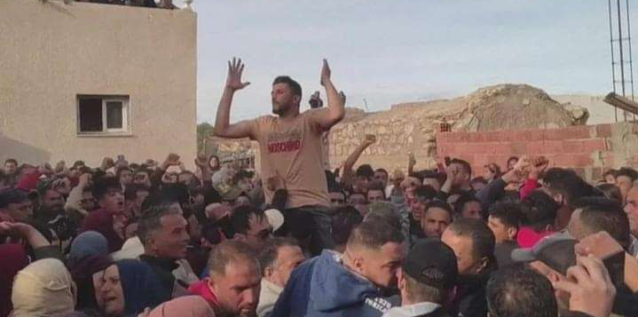 اشتباكات في تونس بعد وفاة لاعب كرة القدم نزار عيساوي
