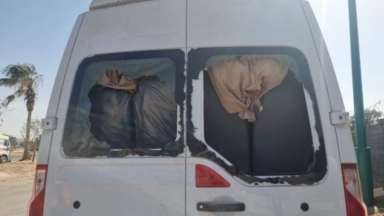 هجوم عصابة مسلحة بالسيوف على حافلة للعمال