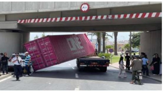 حادث سير خطير بسلا إثر اصطدام شاحنة بقنطرة سكة حديدية يخلف إصابات