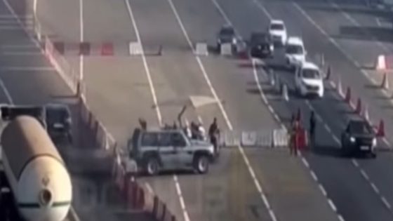 مشهد مرعب بمحطة أداء سيدي علال البحراوي.. سيارة تخترق الحاجز وتصطدم بمركبة تابعة للدرك الملكي