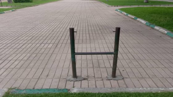 🔴 حديقة يرتادها المئات… ولا توجد بها حتى سلة مهملات واحدة! أطر حديدية بلا سلات… فكيف نطالب بالنظافة؟‼️
