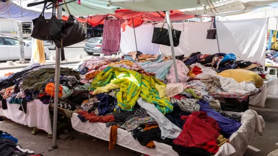 غلاء المعيشة يغيّر عادات التونسيين.. الإسكافي والخياط يعودان إلى الواجهة